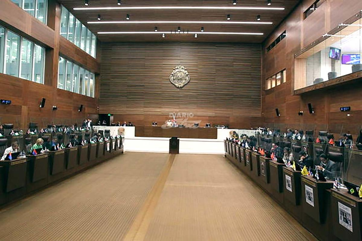 Un grupo de personas en un salón
Descripción generada automáticamente con confianza media